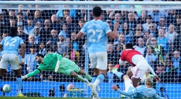 Manchester City phả hơi nóng vào gáy Arsenal sau chiến thắng nghẹt thở