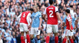 Haaland “giúp” Gabriel thoát thẻ đỏ khi Man City hạ Arsenal