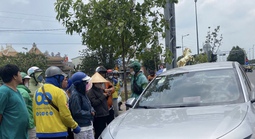 TPHCM: Phát hiện nam tài xế tử vong trong ô tô trên đường Phạm Văn Đồng