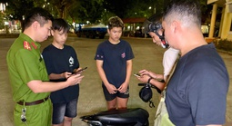 Xe máy chở 3, lạng lách và cố tình tông vào rào chắn của công an