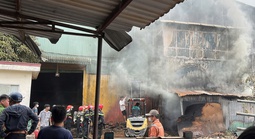 Cháy lớn ở TPHCM, khói đen cuồn cuộn kèm tiếng nổ