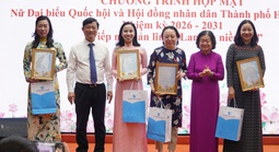 Nữ đại biểu khi đi tiếp xúc cử tri đừng ăn mặc lòe loẹt; phát biểu vừa phải, dễ nghe