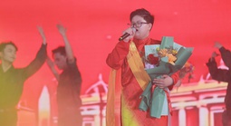 Đoàn Ngọc Gia Bảo đoạt giải Nam ca sĩ triển vọng tại Búp Sen vàng