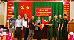 Bàn giao thuyền viên Indonesia gặp nạn trên biển