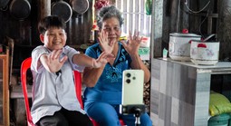 Chàng trai tí hon và lời hứa với bà nội: "Con sẽ đậu đại học, con làm được!"