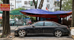 Bất ngờ nguồn gốc chiếc hạng sang Mercedes S63 bị "bỏ rơi" 10 năm trên vỉa hè