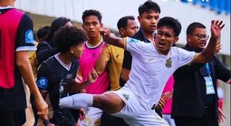 Tuyển thủ U17 Indonesia tung cú đá “kungfu” ở giải U20 Quốc gia
