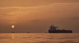 Giá dầu tăng vọt, truyền thông Iran bác thông tin về vòng đàm phán thứ 2 với Mỹ