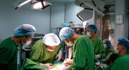 Đau bụng kéo dài, đi khám mới biết mắc cùng lúc 2 khối ung thư