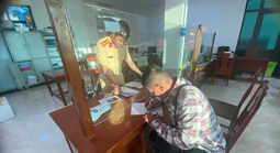 CSGT hỗ trợ tiền giúp người vi phạm nộp phạt