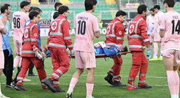 Con trai huyền thoại sống Jurgen Klinsmann gãy cổ khi chơi bóng ở Serie B