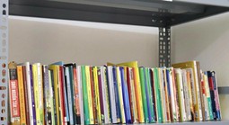 Những giờ cầu nguyện phía sau cánh cổng trại giam