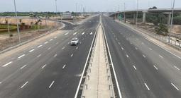 CLIP: Nhiều ô tô bất chấp nguy hiểm lao vào đường cao tốc Biên Hòa-Vũng Tàu