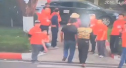 CLIP: Nhân viên điều phối xe bị hành hung trong khuôn viên sân bay