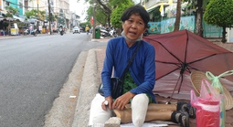 Người bán vé số dạo thêm hy vọng