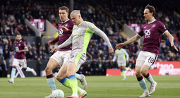 Man City lên đỉnh bảng Ngoại hạng Anh, Burnley nhận vé rớt hạng