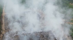 VIDEO: Cháy bãi rác lớn gần khu dân cư suốt 10 ngày chưa tắt