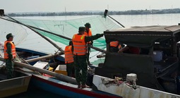 Bắt quả tang 3 tàu cá dùng kích điện khai thác thủy sản trên đầm Thị Nại