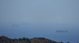 Iran nổ súng vào tàu container ở eo biển Hormuz