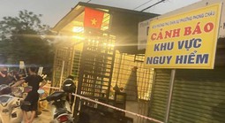 Nhà của 11 hộ dân có nguy cơ sụt xuống sông, chính quyền họp khẩn