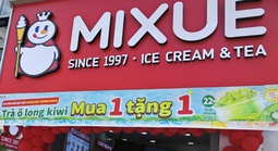 Thấy gì từ việc chuỗi trà sữa Mixue đóng hàng trăm cửa hàng?