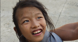 Tìm người thân của bé gái đi lạc, tâm lý hoảng loạn ở Cần Thơ