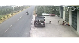 Bé trai đá bóng ra đường gây chết người, trách nhiệm thuộc về ai?