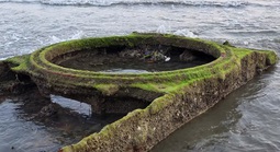 Khoanh vùng “vật lạ” trên bờ biển Quy Nhơn để bảo đảm an toàn