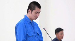 Người đàn ông bóp cổ bạn gái rồi đặt hoa hồng lên thi thể