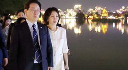 Tổng thống Hàn Quốc và Phu nhân dạo hồ Hoàn Kiếm, thưởng thức kem Thủy Tạ