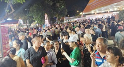 Hình ảnh ùn ùn đi thưởng thức bánh mì tại lễ hội ở trung tâm TPHCM tối 23-4