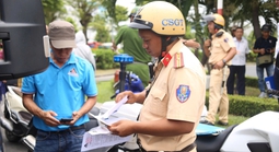 CSGT TPHCM xử lý tài xế vi phạm giao thông ở sân bay Tân Sơn Nhất