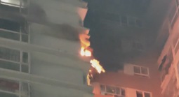 CLIP: Cháy căn hộ tầng 16 chung cư ở TPHCM, khói đen bao trùm 