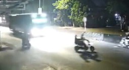 VIDEO: Qua đường thiếu quan sát, xe máy điện chở 2 người bị xe khách tông