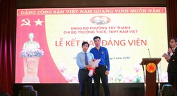Nguyên Phó Chủ tịch nước Trương Mỹ Hoa dự lễ kết nạp Đảng viên mới cho 2 học sinh ở TPHCM