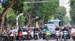 Hà Nội cấm xe máy xăng ở 11 tuyến phố từ 1-7: Người dân nói gì?