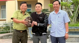 Phát hiện con vật quý hiếm cuộn mình bên vệ đường lúc sáng sớm