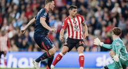 Nottingham Forest thắng tưng bừng, West Ham và Tottenham âu lo vé trụ hạng