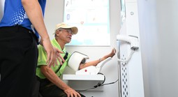 Người cao tuổi thích thú trải nghiệm trạm công dân số