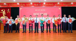 Bộ trưởng Xây dựng trao quyết định điều động, bổ nhiệm 11 cán bộ chủ chốt cấp vụ, cục