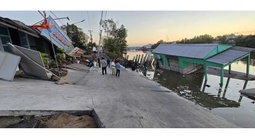 Sạt lở nghiêm trọng ở Cà Mau khiến tài sản hơn 3 tỉ đồng bị kéo xuống sông