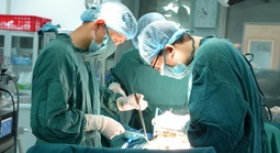 HIẾM GẶP: Cứu bệnh nhân đi tiểu ra phân