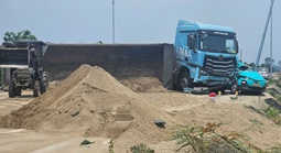 Xe tải tông taxi, một hành khách tử vong