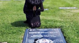 NSƯT Mỹ Châu khóc sưng mắt khi viếng mộ NSƯT Ngọc Đáng sau 4 năm