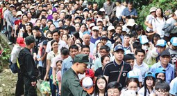 Biển người đổ về Đền Hùng trước ngày Giỗ tổ Hùng Vương