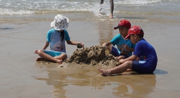 Bãi Sau Vũng Tàu bớt sâu biển, sứa thưa dần, du khách trở lại đông vui