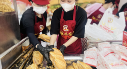 VIDEO: Khách Tây mê mẩn Lễ hội bánh mì Việt Nam, kiên nhẫn xếp hàng giữa dòng người đông đúc