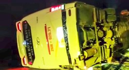 Mất phanh, xe khách chở 39 người bị lật khi xuống dốc