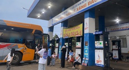 Hy hữu: Hàng chục hành khách bị "bỏ rơi" giữa đường, buộc phải đóng thêm tiền