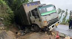 Xe tải đổ đèo nghi mất lái tông xe máy, 2 người thương vong